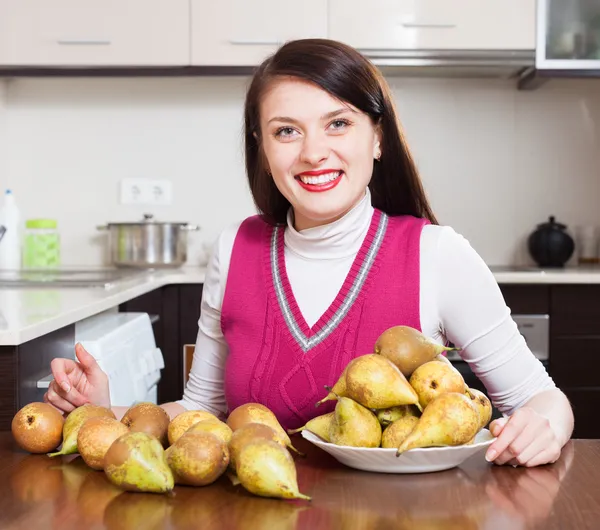 Happy  housewife with pears — Stock Photo, Image