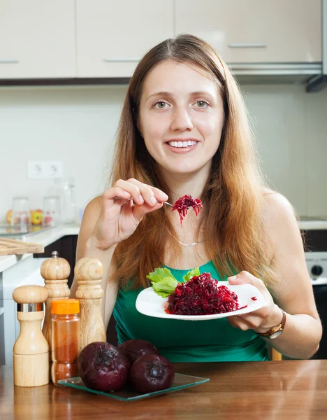 Menina casual em verde comendo beterraba fervida — Fotografia de Stock