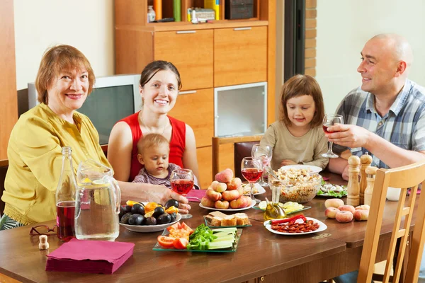 Multigeneration familie samen over feestelijke tabel — Stockfoto