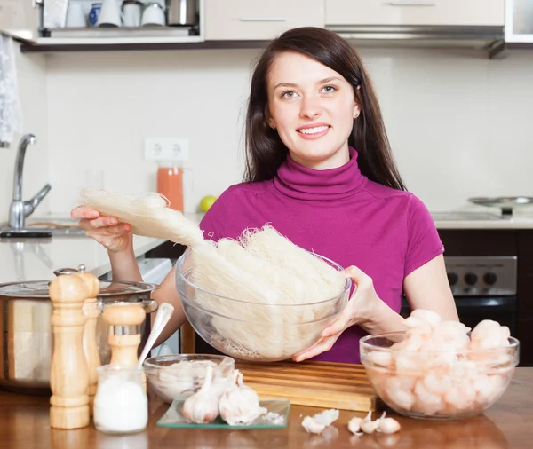 Chica sonriente con ingredientes para fideos de arroz con mariscos — Foto de Stock