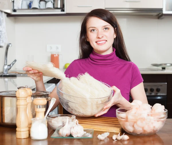 Souriante fille avec des ingrédients pour nouilles de riz aux fruits de mer — Photo