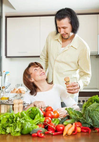 Mulher e marido cozinhar com legumes — Fotografia de Stock