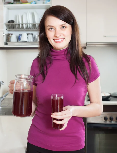Mujer feliz con bebida o jugo de frutas rojas —  Fotos de Stock