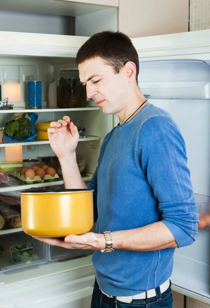 Homem faminto com comida suja — Fotografia de Stock