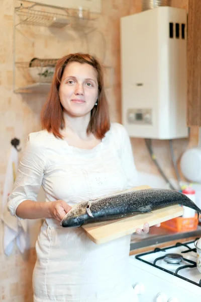 Zwangere vrouw met zalm — Stockfoto