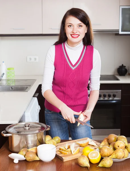 Woman cuts pears for pear jam — Stock Photo, Image