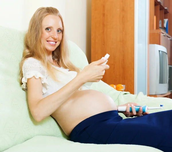 Schwangerschaft Frau suchen Zahncreme — Stockfoto