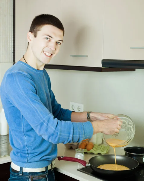 Man pouring dough  in frying pan — Stock Photo, Image