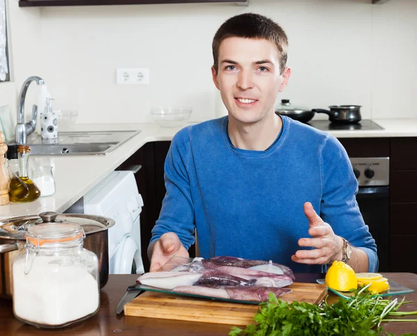 Guy at home kitchen — Stock Photo, Image