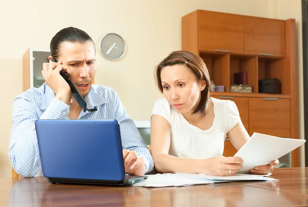 Couple looking financial document — Stock Photo, Image