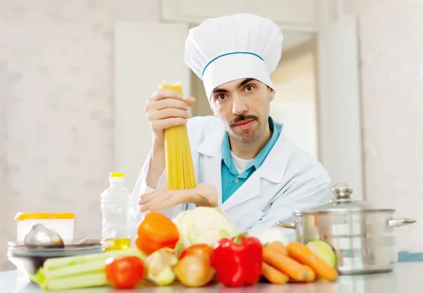 Caucasiano cozinheiro masculino com espaguete — Fotografia de Stock