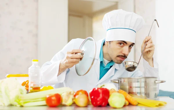 Sopa de degustação chef bonito da panela — Fotografia de Stock