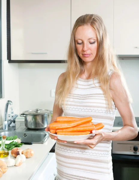 Pregnant woman with carrots — Stock Photo, Image