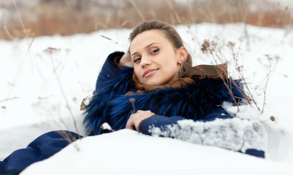 Girl  on snow  in wintry park — Stock Photo, Image