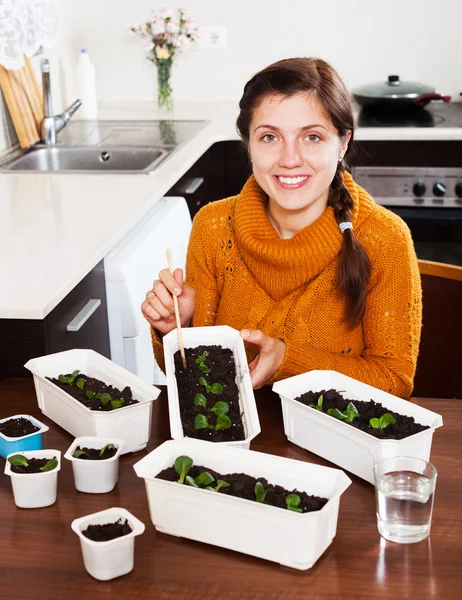 Flicka och gröna plantor — Stockfoto