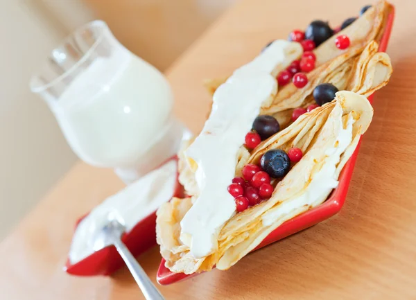 Tasty sweet pancakes with berries and  milk — Stock Photo, Image