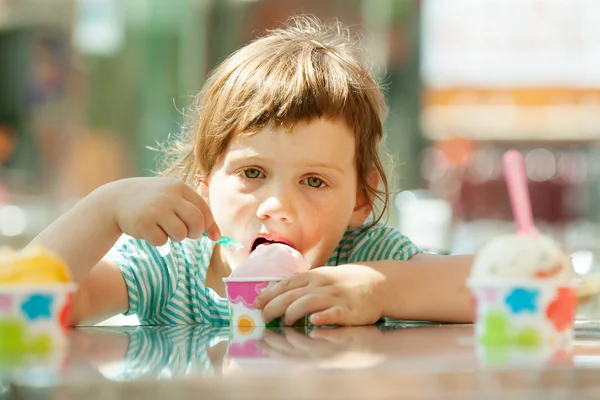 Девушка ест мороженое на открытом воздухе — стоковое фото