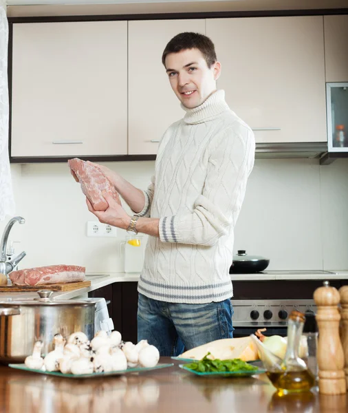 Kerl, der französisches Fleisch kocht — Stockfoto