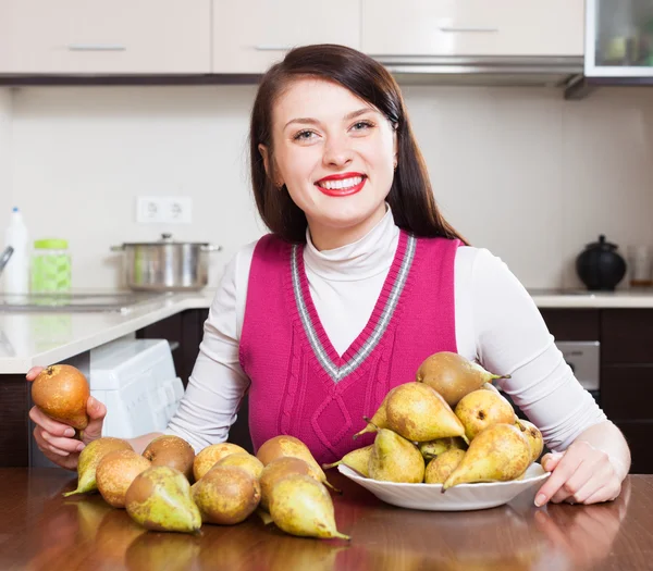 Glad tjej med päron i hem — Stockfoto