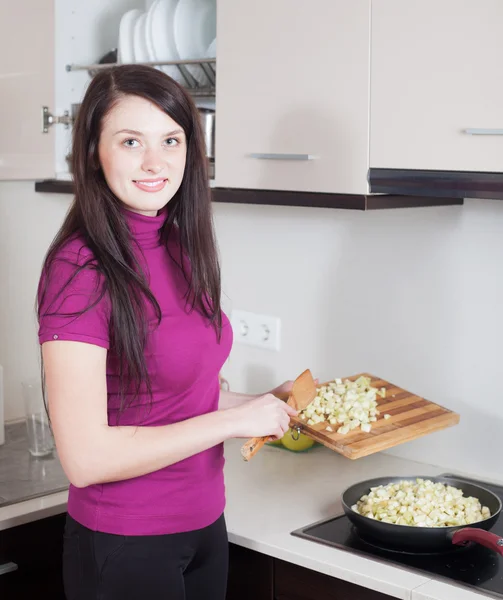 Glimlachend meisje frituren aubergine in grillplaat — Stockfoto