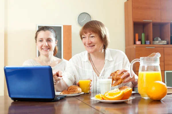 Två glada kvinnor med laptop — Stockfoto