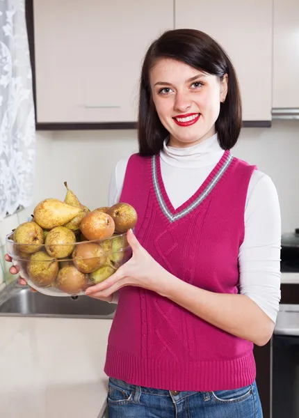 Mujer sonriente con peras — Foto de Stock