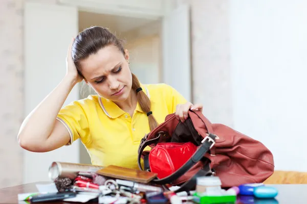 Mujer desconsiderada perdió algo — Foto de Stock