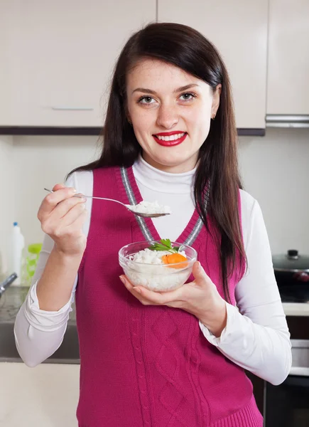 Usmívající se žena jíst vařené rýže — Stock fotografie