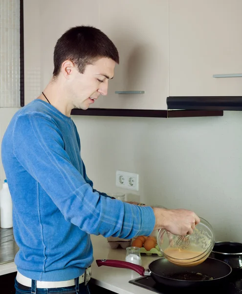 Man making scrambled eggs — Stock Photo, Image