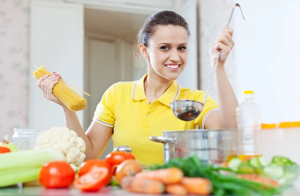 Kvinnan matlagning med pasta — Stockfoto