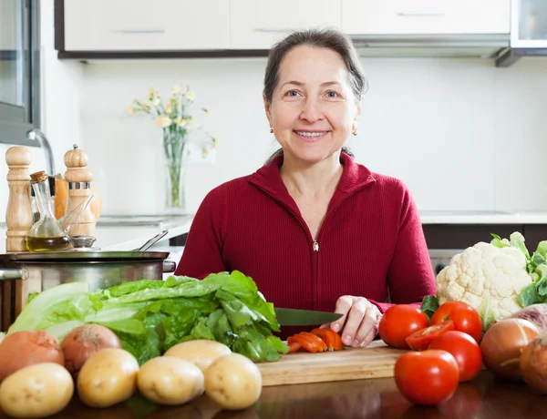 Volwassen vrouw in keuken — Stockfoto