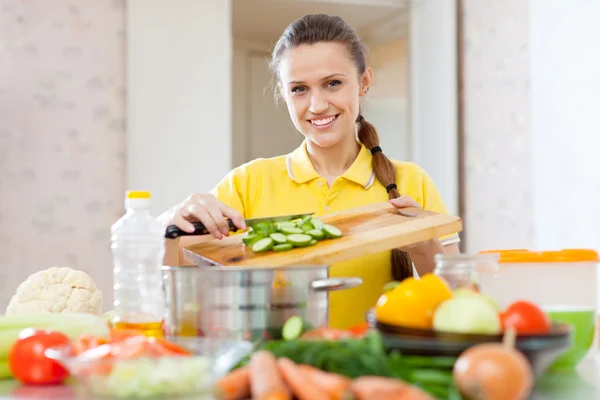 Hermosa mujer cortando pepino — Foto de Stock