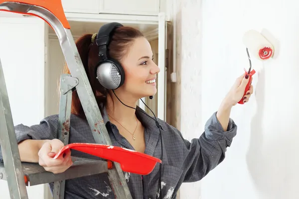 Woman  makes repairs in the apartment — Stock Photo, Image