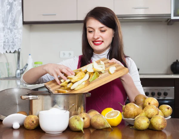 Brunette vrouw koken peer jam — Stockfoto