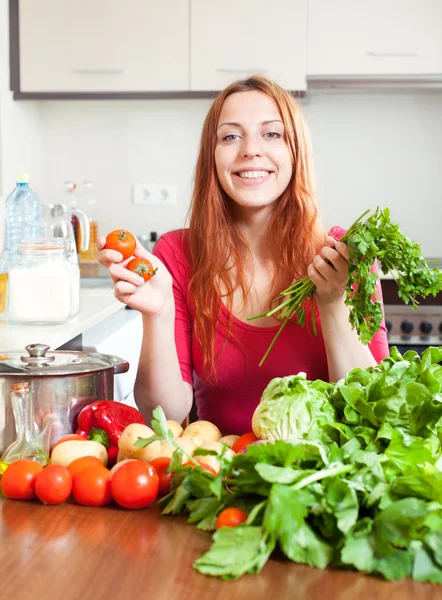 Flicka med färska grönsaker och gröna — Stockfoto