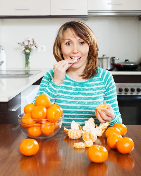 Donna che mangia mandarino — Foto Stock