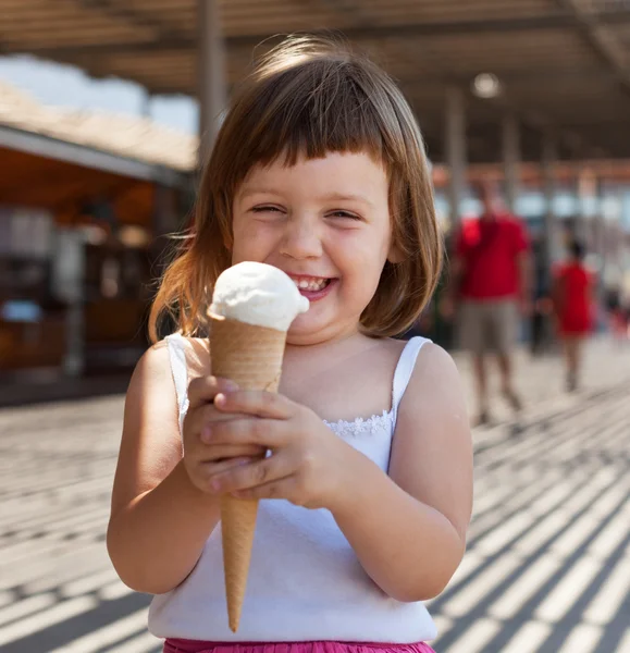 Chica feliz comiendo helado —  Fotos de Stock