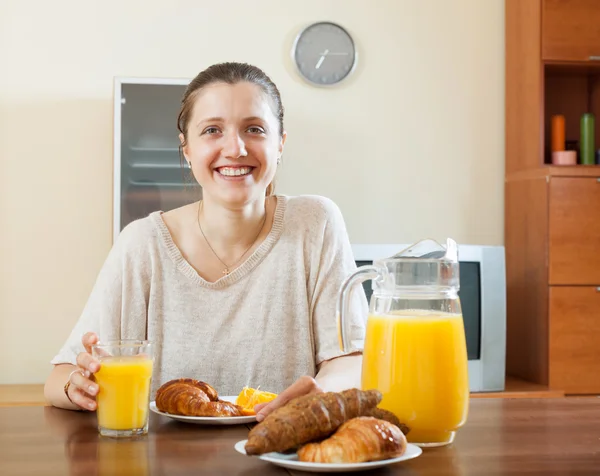Mujer desayunando con jugo — Foto de Stock
