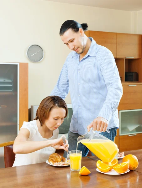 Coppia che fa colazione con succo di frutta — Foto Stock