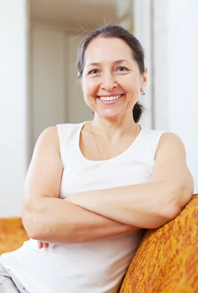 Lachende volwassen vrouw — Stockfoto