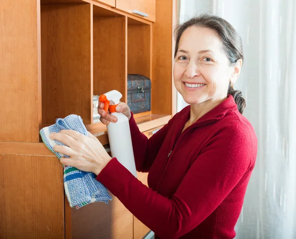 Vrouw schoonmaken meubilair met reinigingsmiddel en doek — Stockfoto