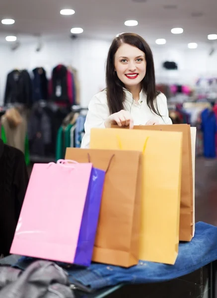 Meisje met shopping tassen bij boutique — Stockfoto
