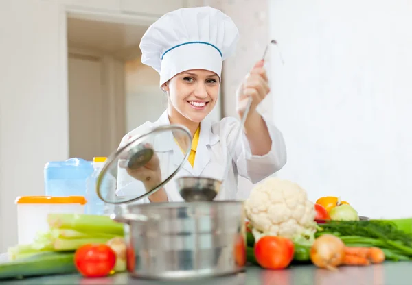 Female cook works — Stock Photo, Image