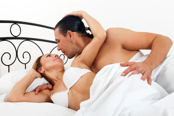 Yatakta seks yetişkin çift — Stok fotoğraf