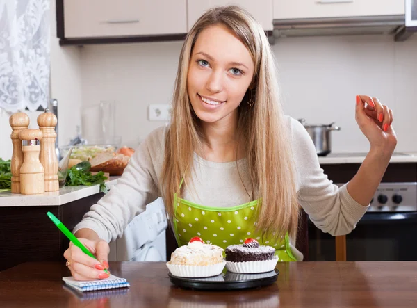 Frau beim Kuchenwiegen — Stockfoto