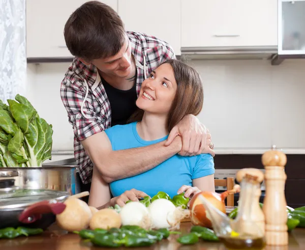 Verliefde paar koken — Stockfoto