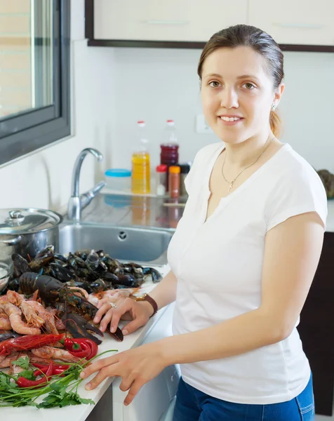 Mulher cozinhar produtos do mar — Fotografia de Stock