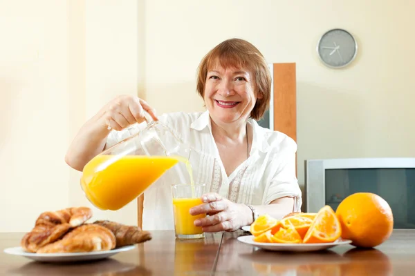 Gammal kvinna som äter frukost — Stockfoto