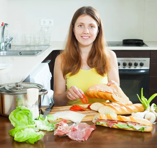 Mujer feliz cocinando sándwiches españoles —  Fotos de Stock
