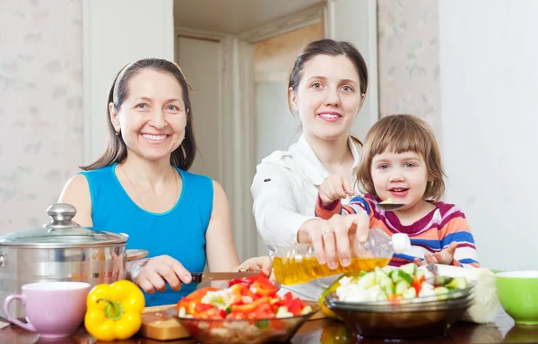 Donna e figlia adulta con ragazza cucina — Foto Stock